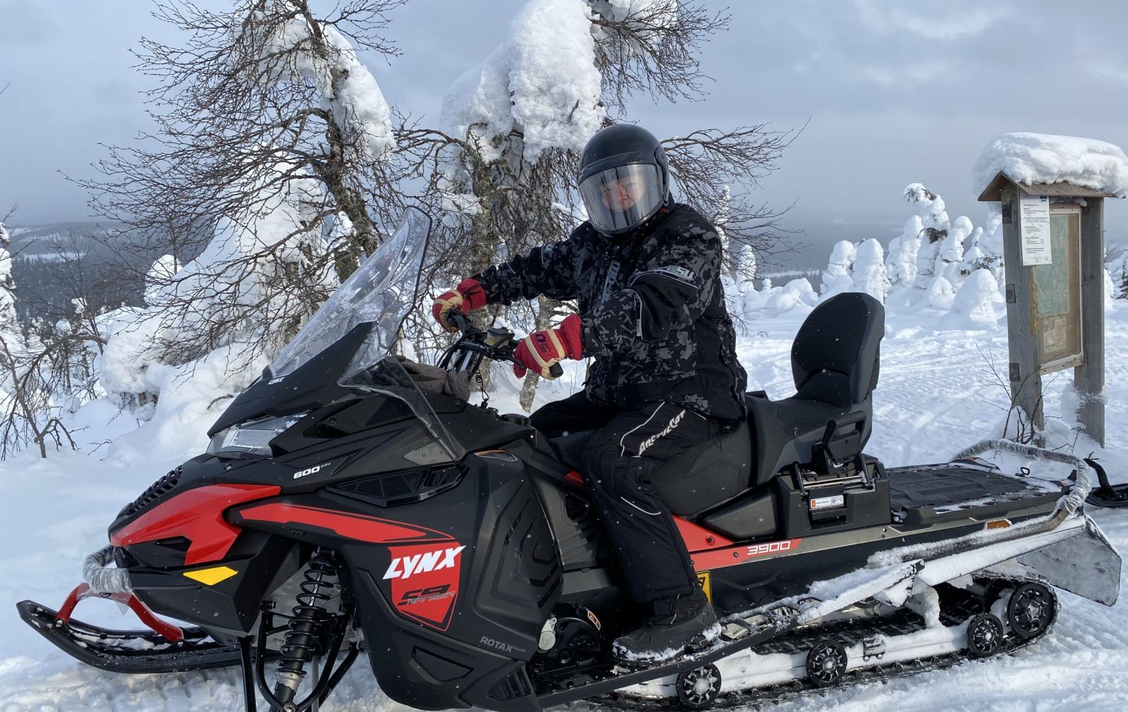 Moottorikelkkasafarit